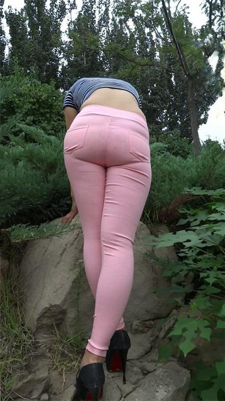 模拍粉色紧身美女[1.94G/MP4]