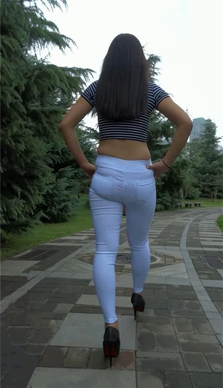 模拍微透白裤露腰美女[1G/MP4]