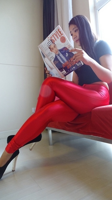 超诱惑的紧身丰臀亮光红裤 [MP4/2G]