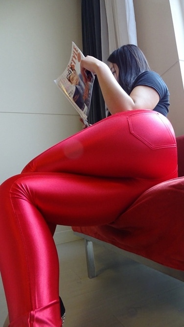 超诱惑的紧身丰臀亮光红裤 [MP4/2G]