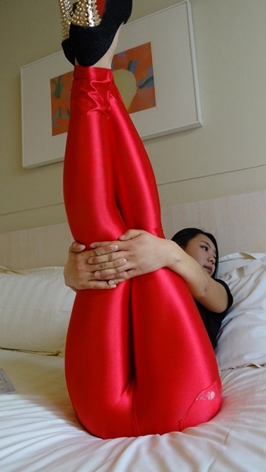 超诱惑的紧身丰臀亮光红裤 [MP4/2G]