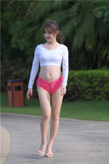 红色热裤月牙美女【套图+视频】