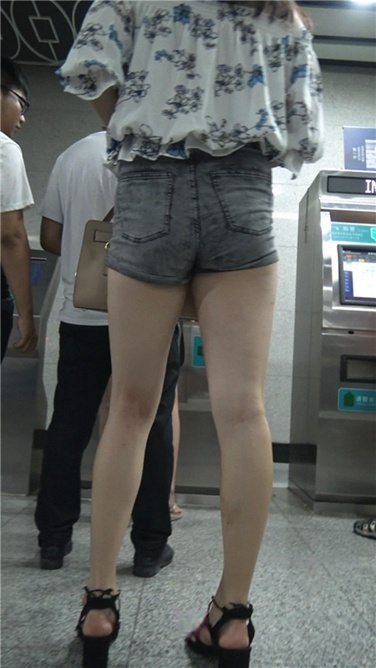 4K超清！超极品灰色热裤大美女第一季[MP4/3GB]