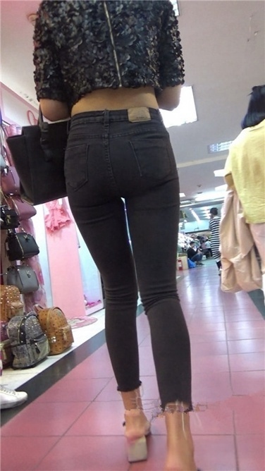 极品紧身黑牛美女[MP4/1GB]