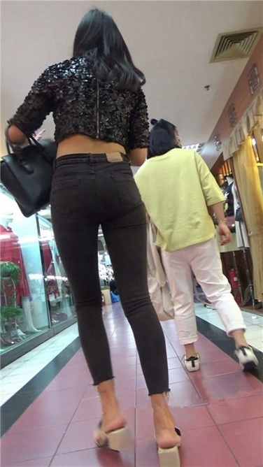 极品紧身黑牛美女[MP4/1GB]