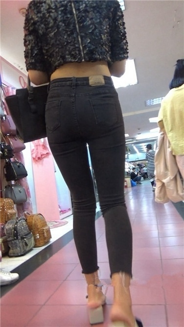 极品紧身黑牛美女[MP4/1GB]