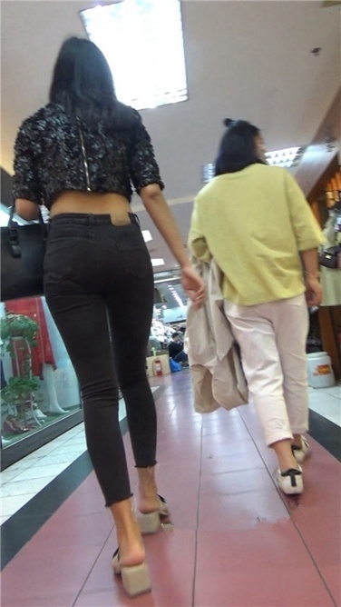 极品紧身黑牛美女[MP4/1GB]