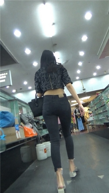 极品紧身黑牛美女[MP4/1GB]