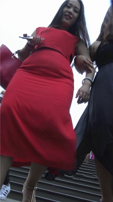 4K超清!xinggan红裙金色高跟美臀美女[MP4/2GB]