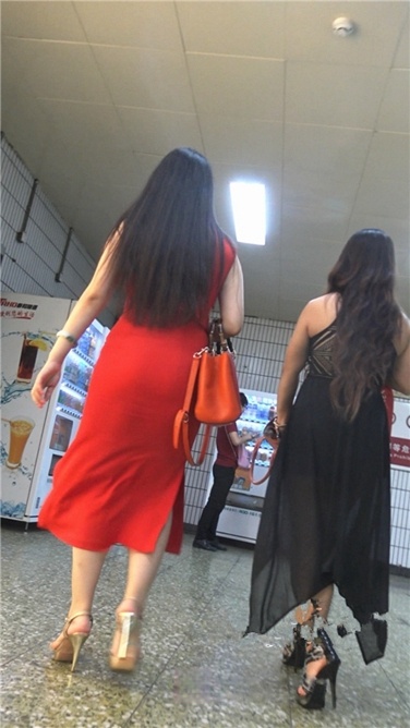 4K超清!xinggan红裙金色高跟美臀美女[MP4/2GB]