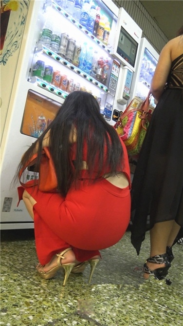 4K超清!xinggan红裙金色高跟美臀美女[MP4/2GB]