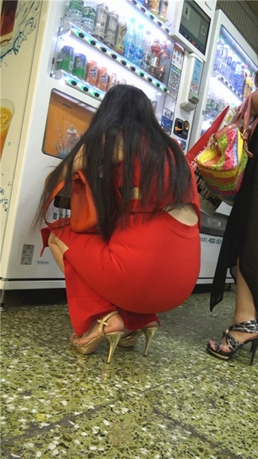 4K超清!xinggan红裙金色高跟美臀美女[MP4/2GB]