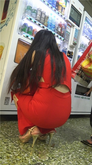 4K超清!xinggan红裙金色高跟美臀美女[MP4/2GB]