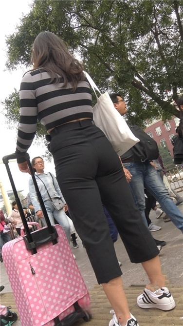 4K超清!大片!重口!霸气丰臀紧身黑裤眼镜女[MP4/3GB]