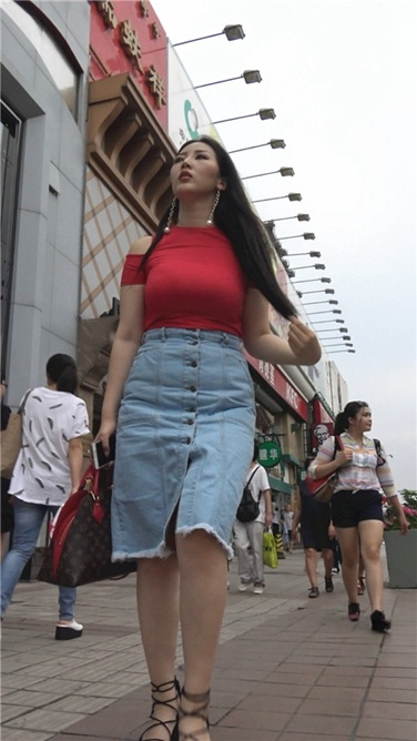 4K超清画质！xinggan红衣大胸美女[MP4/1GB]