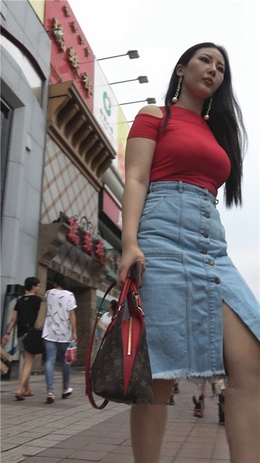 4K超清画质！xinggan红衣大胸美女[MP4/1GB]