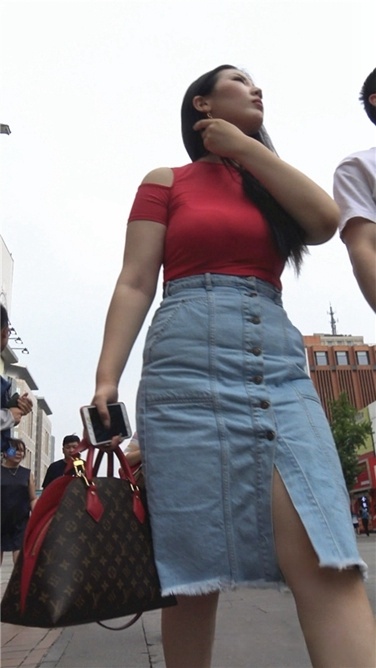 4K超清画质！xinggan红衣大胸美女[MP4/1GB]