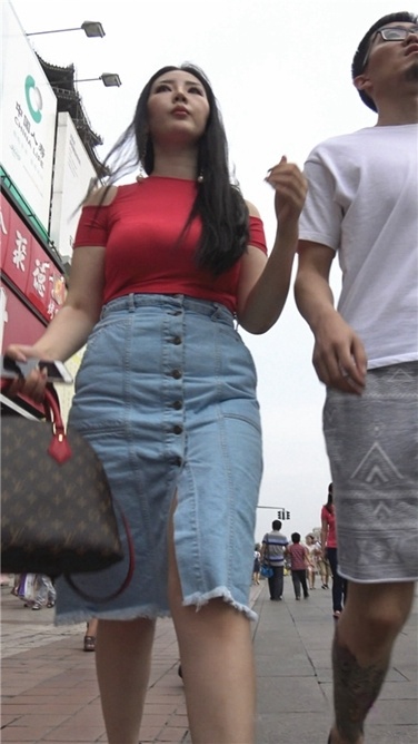 4K超清画质！xinggan红衣大胸美女[MP4/1GB]