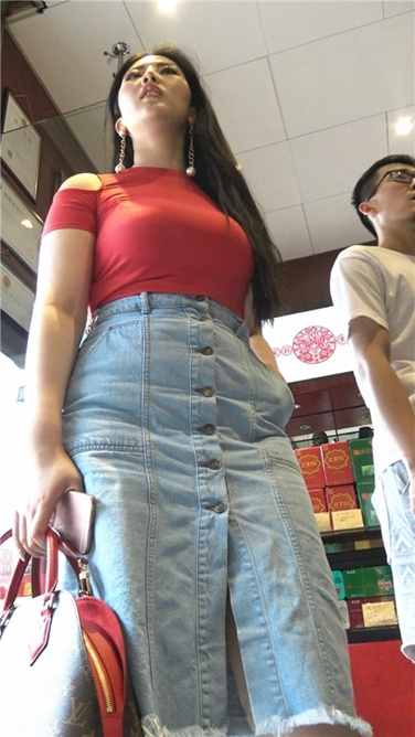 4K超清画质！xinggan红衣大胸美女[MP4/1GB]