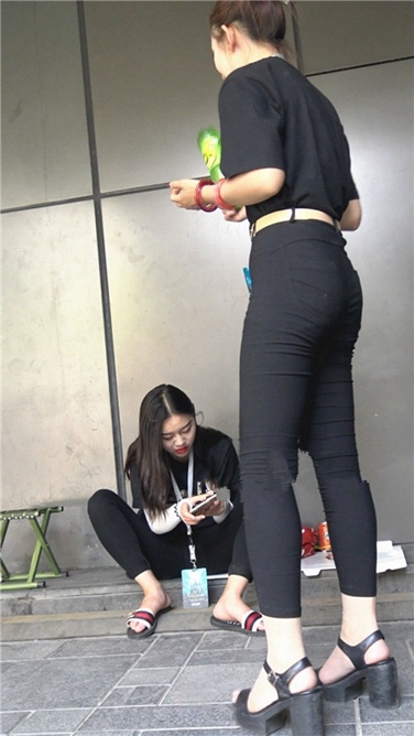 4K超清视频！黑色紧身七分裤美臀美女[MP4/2.63GB]