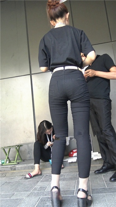 4K超清视频！黑色紧身七分裤美臀美女[MP4/2.63GB]