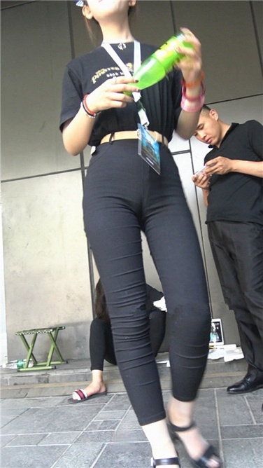 4K超清视频！黑色紧身七分裤美臀美女[MP4/2.63GB]