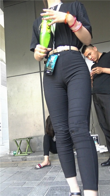 4K超清视频！黑色紧身七分裤美臀美女[MP4/2.63GB]