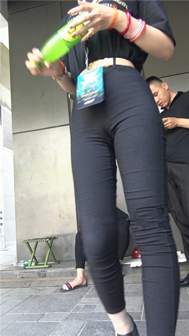 4K超清视频！黑色紧身七分裤美臀美女[MP4/2.63GB]