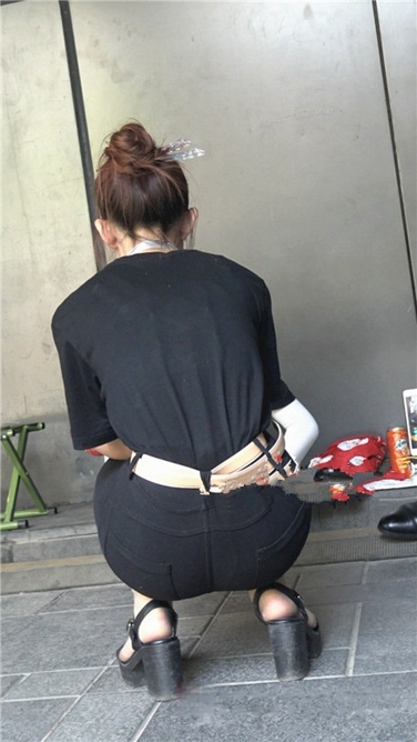 4K超清视频！黑色紧身七分裤美臀美女[MP4/2.63GB]