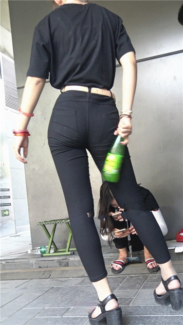 4K超清视频！黑色紧身七分裤美臀美女[MP4/2.63GB]