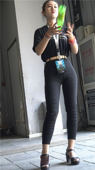 4K超清视频！黑色紧身七分裤美臀美女[MP4/2.63GB]