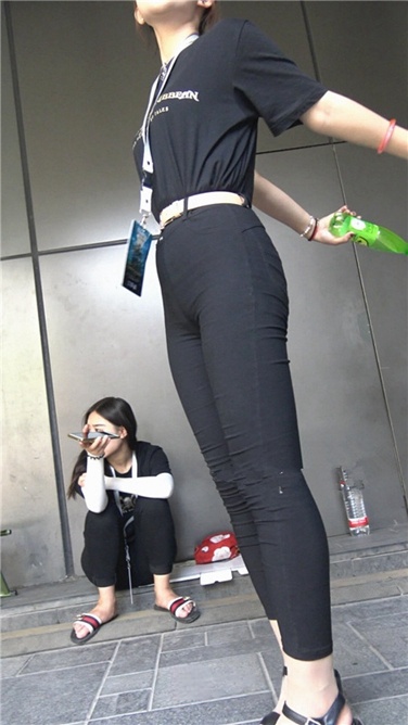 4K超清视频！黑色紧身七分裤美臀美女[MP4/2.63GB]