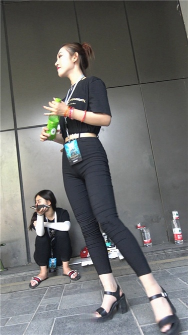 4K超清视频！黑色紧身七分裤美臀美女[MP4/2.63GB]