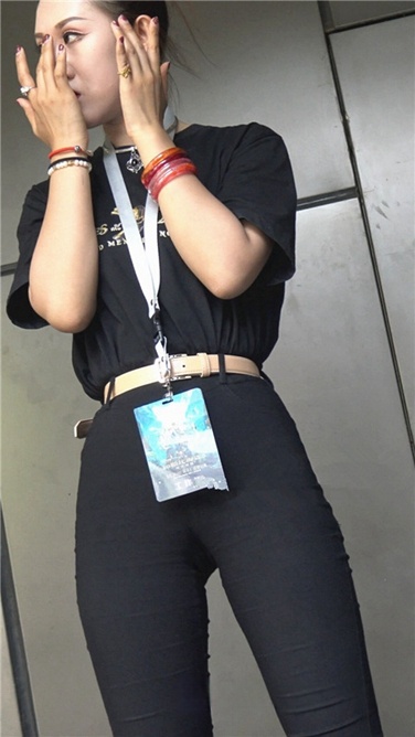 4K超清视频！黑色紧身七分裤美臀美女[MP4/2.63GB]