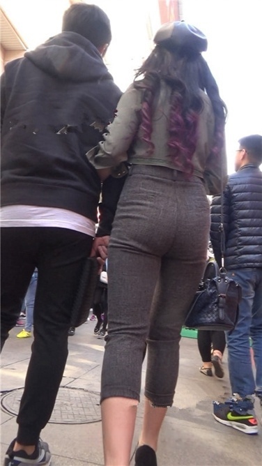 令人窒息的极品美臀大美女[MP4/2GB]