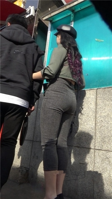 令人窒息的极品美臀大美女[MP4/2GB]