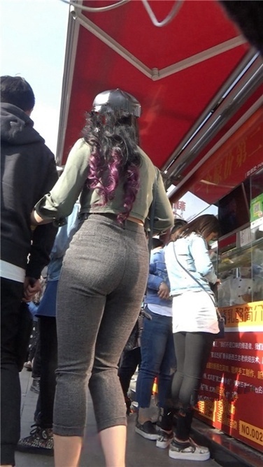 令人窒息的极品美臀大美女[MP4/2GB]