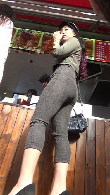 令人窒息的极品美臀大美女[MP4/2GB]