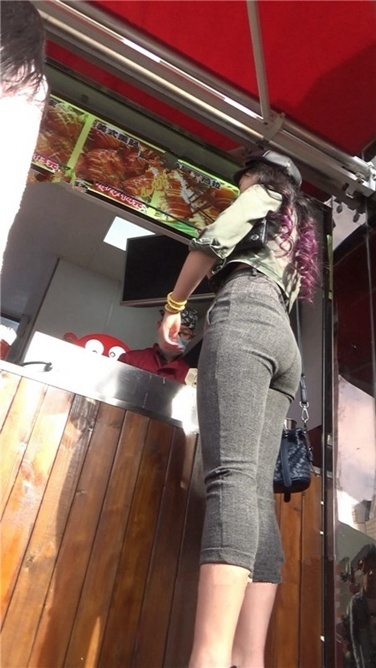 令人窒息的极品美臀大美女[MP4/2GB]