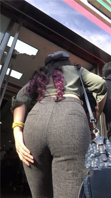 令人窒息的极品美臀大美女[MP4/2GB]