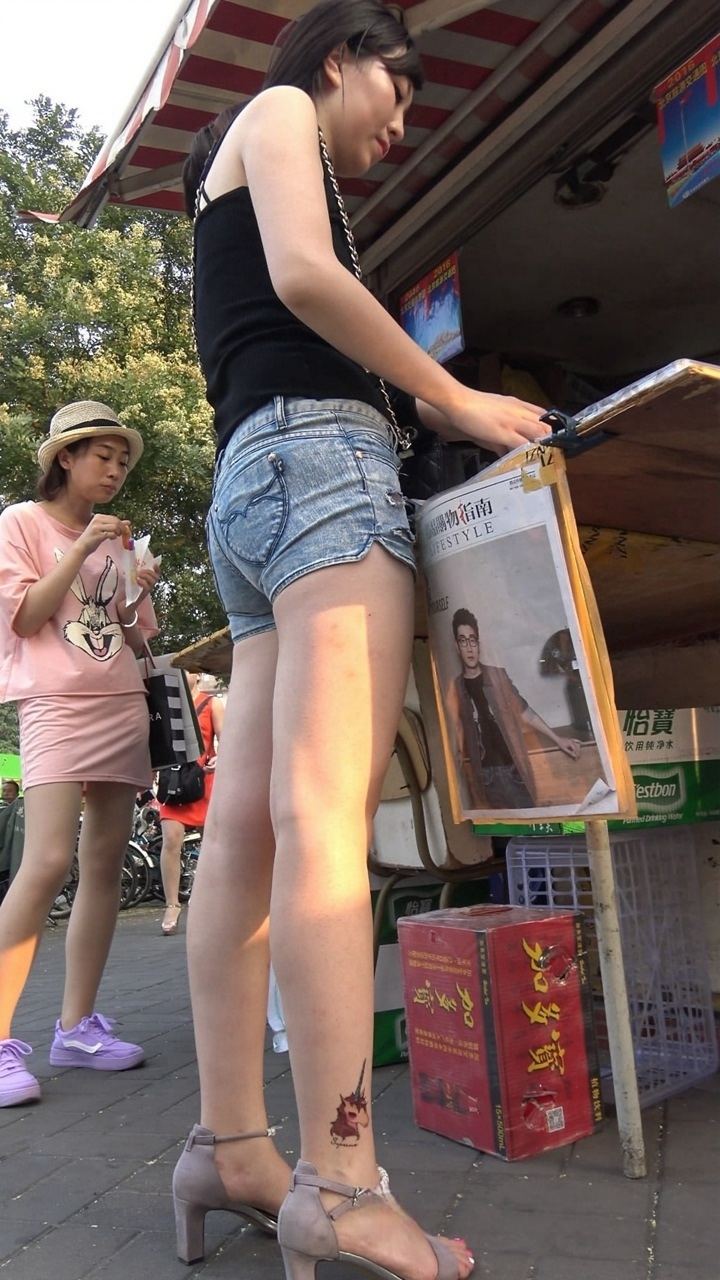 4K超清！脚luo纹玫瑰花的牛仔热裤shaofu[MP4/4GB]