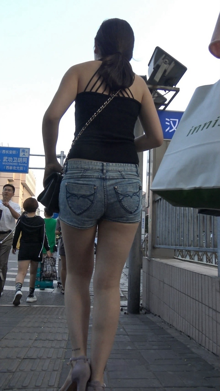 4K超清！脚luo纹玫瑰花的牛仔热裤shaofu[MP4/4GB]