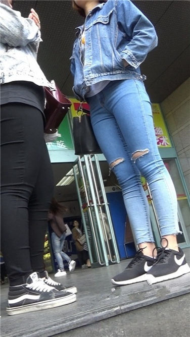 商场门前的紧身蓝牛大妹[MP4/1GB]