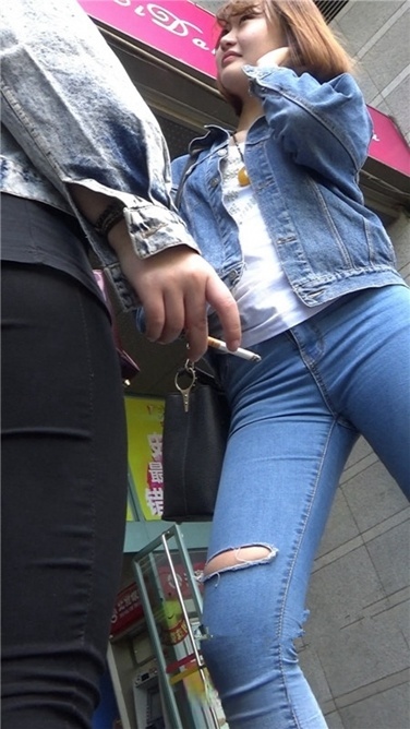 商场门前的紧身蓝牛大妹[MP4/1GB]