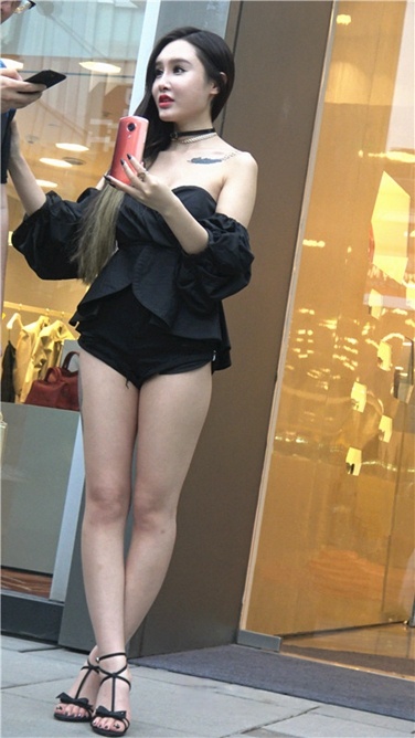 4K超清视频！超性感黑色抹胸超短热裤纹身大美女[MP4/3GB]