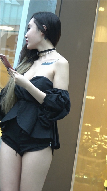 4K超清视频！超性感黑色抹胸超短热裤纹身大美女[MP4/3GB]