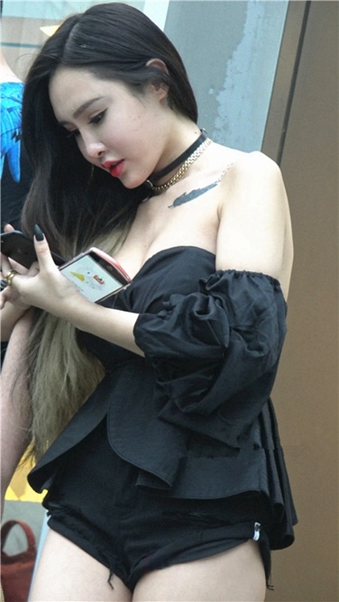 4K超清视频！超性感黑色抹胸超短热裤纹身大美女[MP4/3GB]