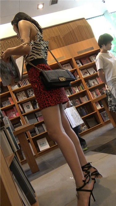 4K超清视频极！透图书馆红裙知xing美女[MP4/2GB]