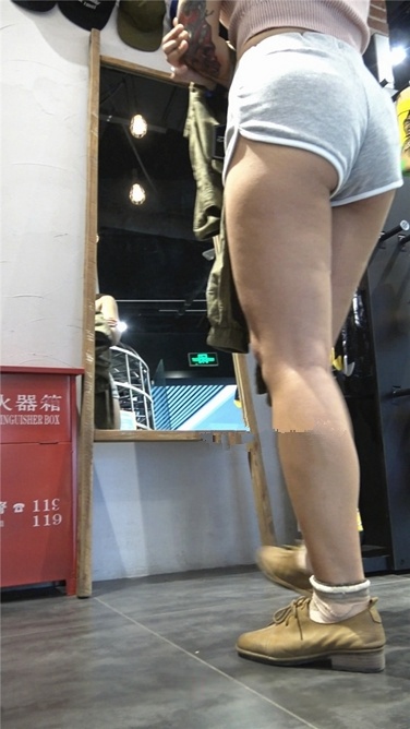 4K超清视频！随着音乐舞动的热裤丰臀MM[MP4/780MB]