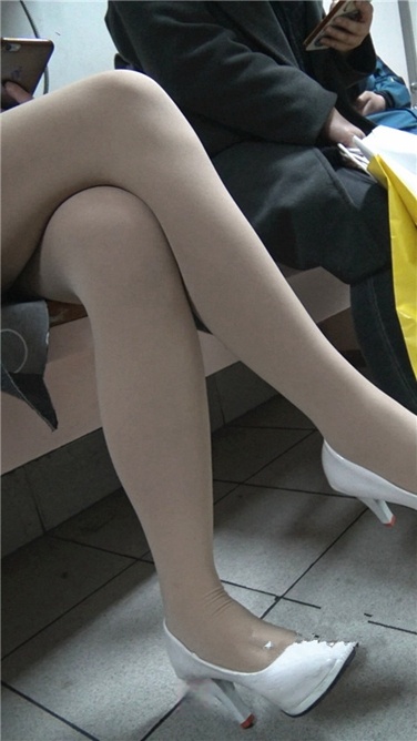 4K超清画质！商场性感肉丝美女OL[2GB/MP4]